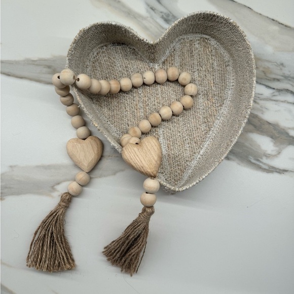 Woven wicker heart basket with wooden beads - Picture 7 of 8